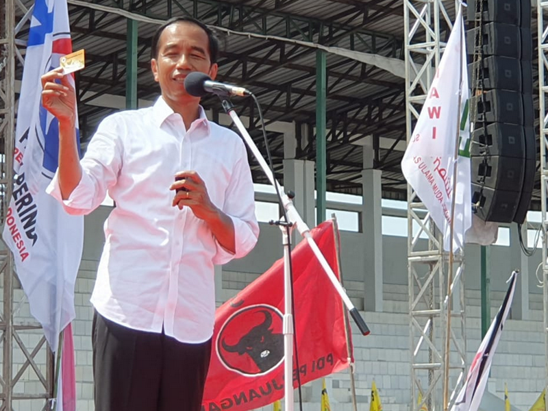 Calon presiden nomor urut 01 saat berkampanye di Karawang, Jawa Barat, Selasa (9/4).