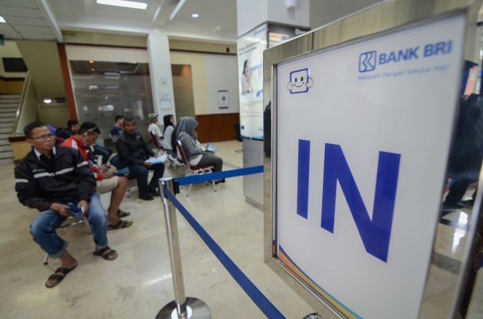 Suasana kegiatan perbankan di Bank BRI