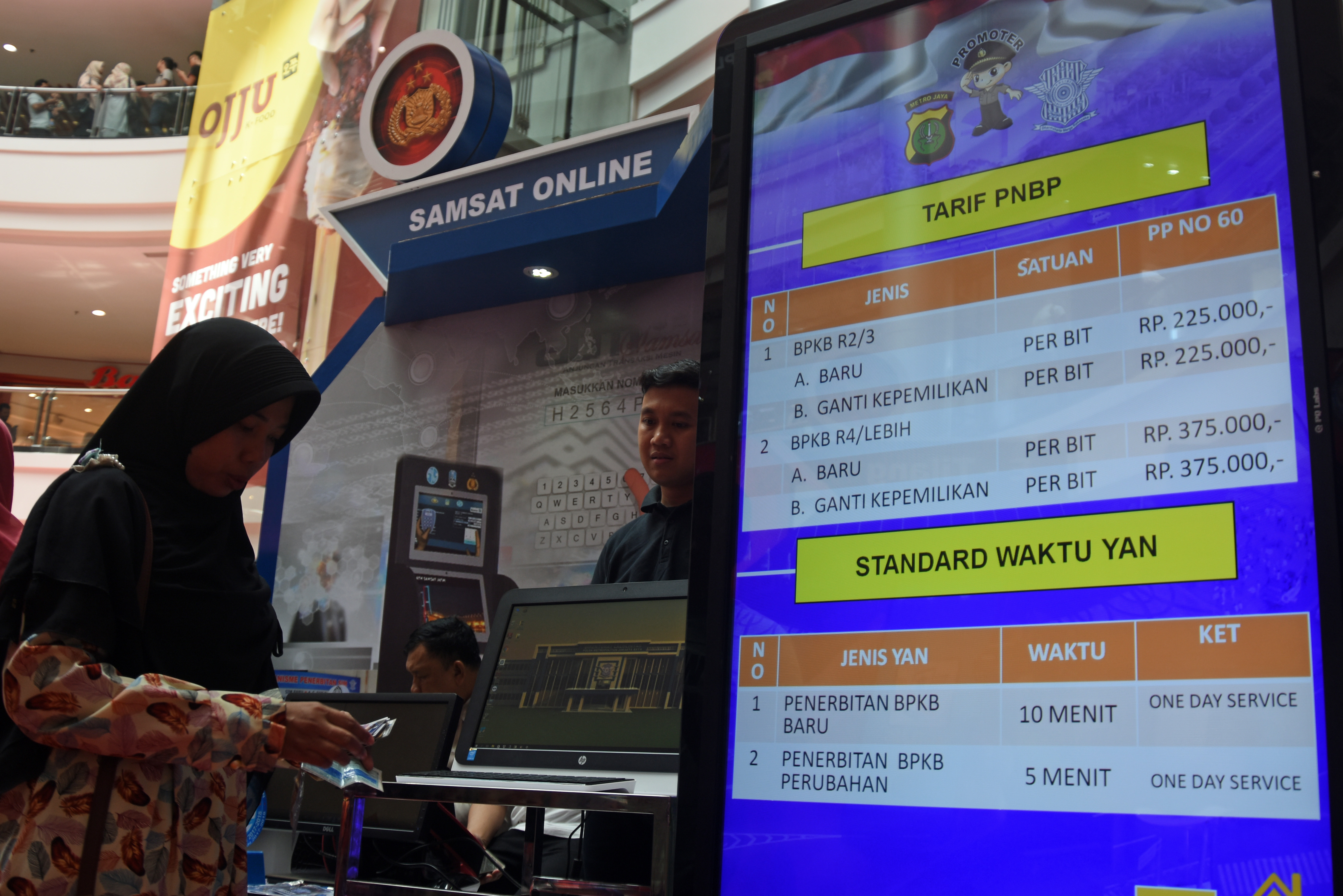 Pengunjung melakukan pengurusan perpanjangan STNK di stan Samsat Online/BPKB saat berlangsungnya Pameran Keselamatan Lalu Lintas.