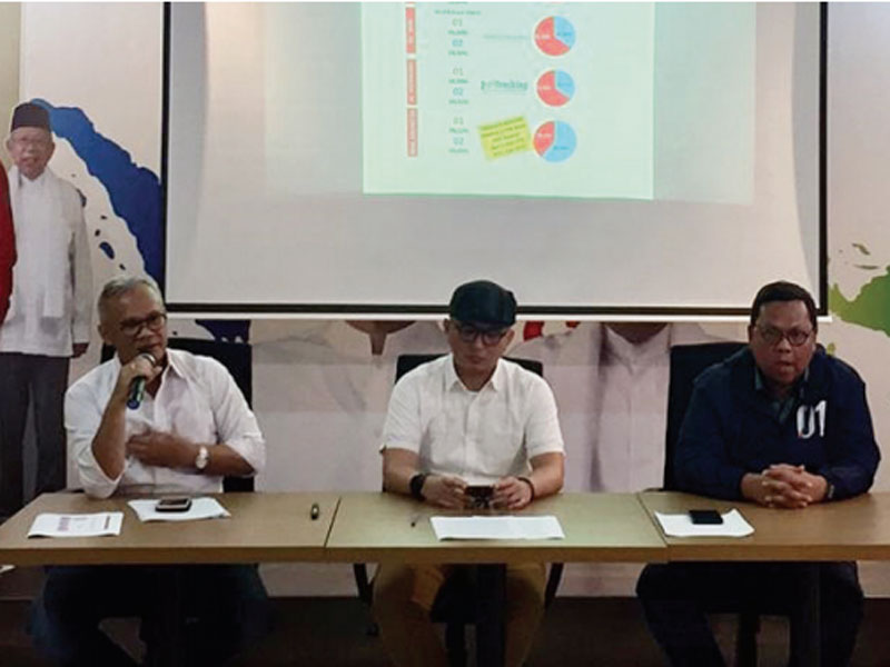  Direktur Program TKN Jokowi-Amin, Aria Bima, Direktur Konten Fiki Satari, dan Wakil Direktur Saksi Lukman Edy, menggelar jumpa pers