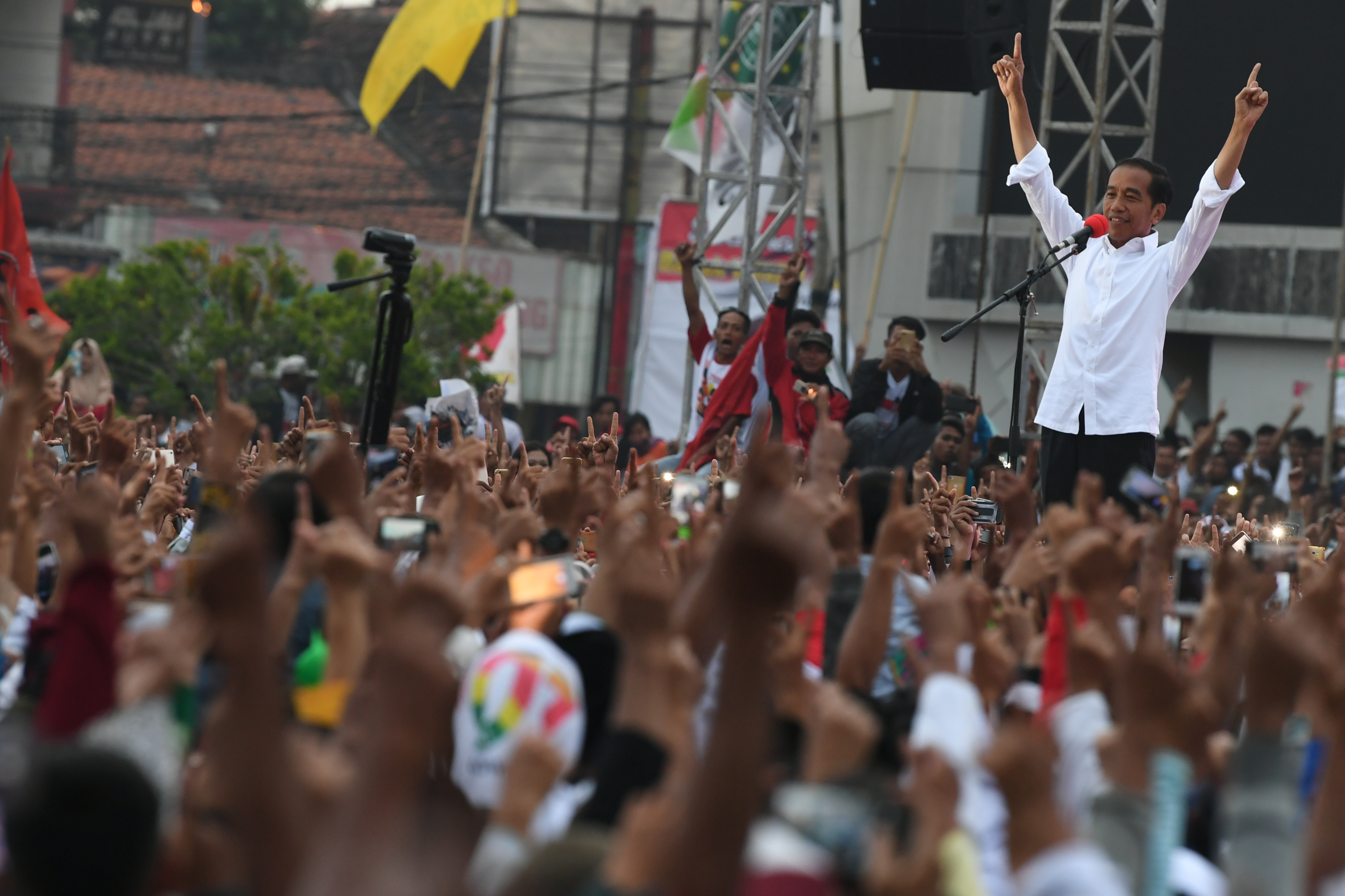 Calon Presiden petahana nomor urut 01 Joko Widodo menyapa pendukungnya ketika kampanye terbuka di Alun-alun Brebes, Jawa Tengah.
