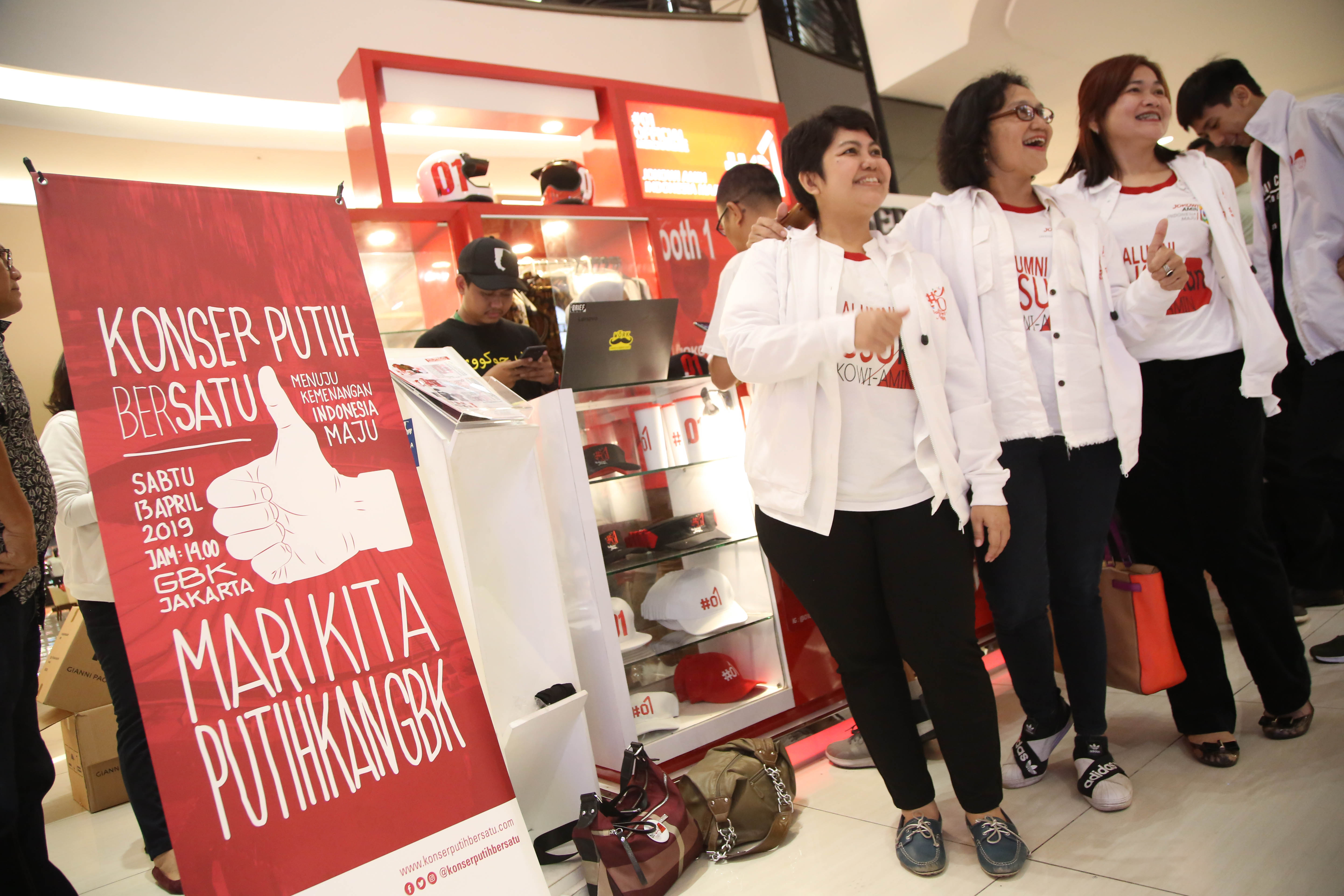 Jelang puncak kampanye pasangan capres dan cawapres nomor urut 01 Joko Widodo-Ma'ruf Amin yang mengusung tema Konser Putih Bersatu 