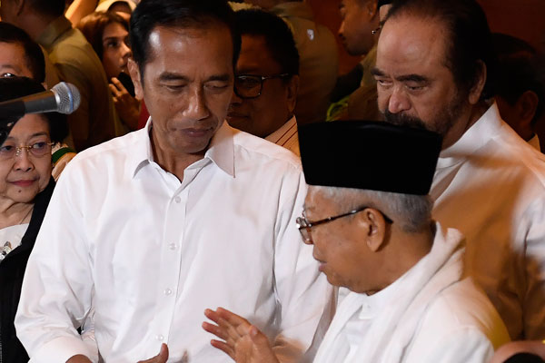  Calon Presiden nomor urut 01 Joko Widodo (kiri) berjabat tangan dengan calon wakil presiden nomor urut 01 Maruf Amin 