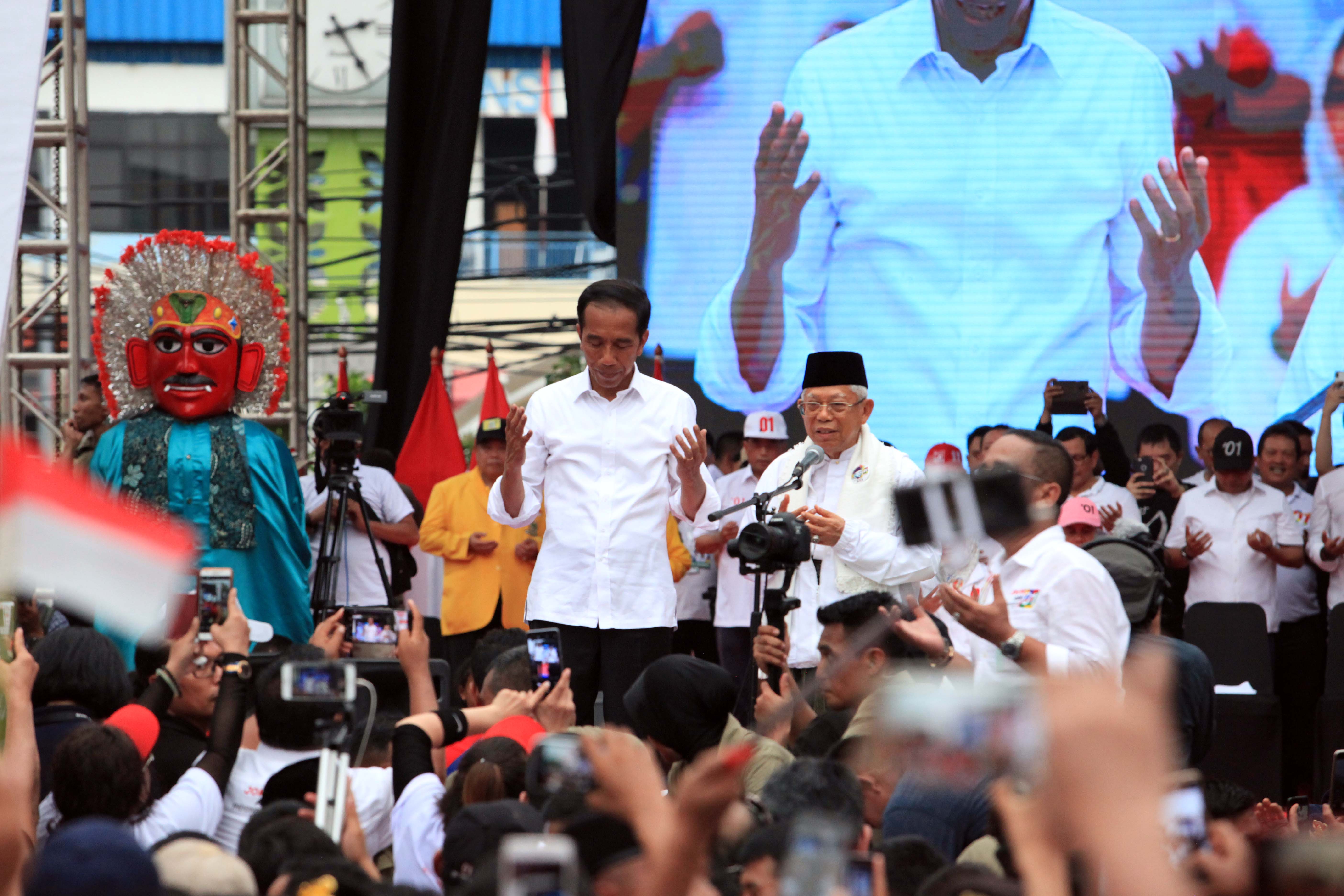 Pasangan capres-cawapres nomor 01 Joko Widodo-Ma'ruf Amin memimpin doa bersama ketika kampanye terbuka di Tangerang, Banten, Minggu (7/4). 