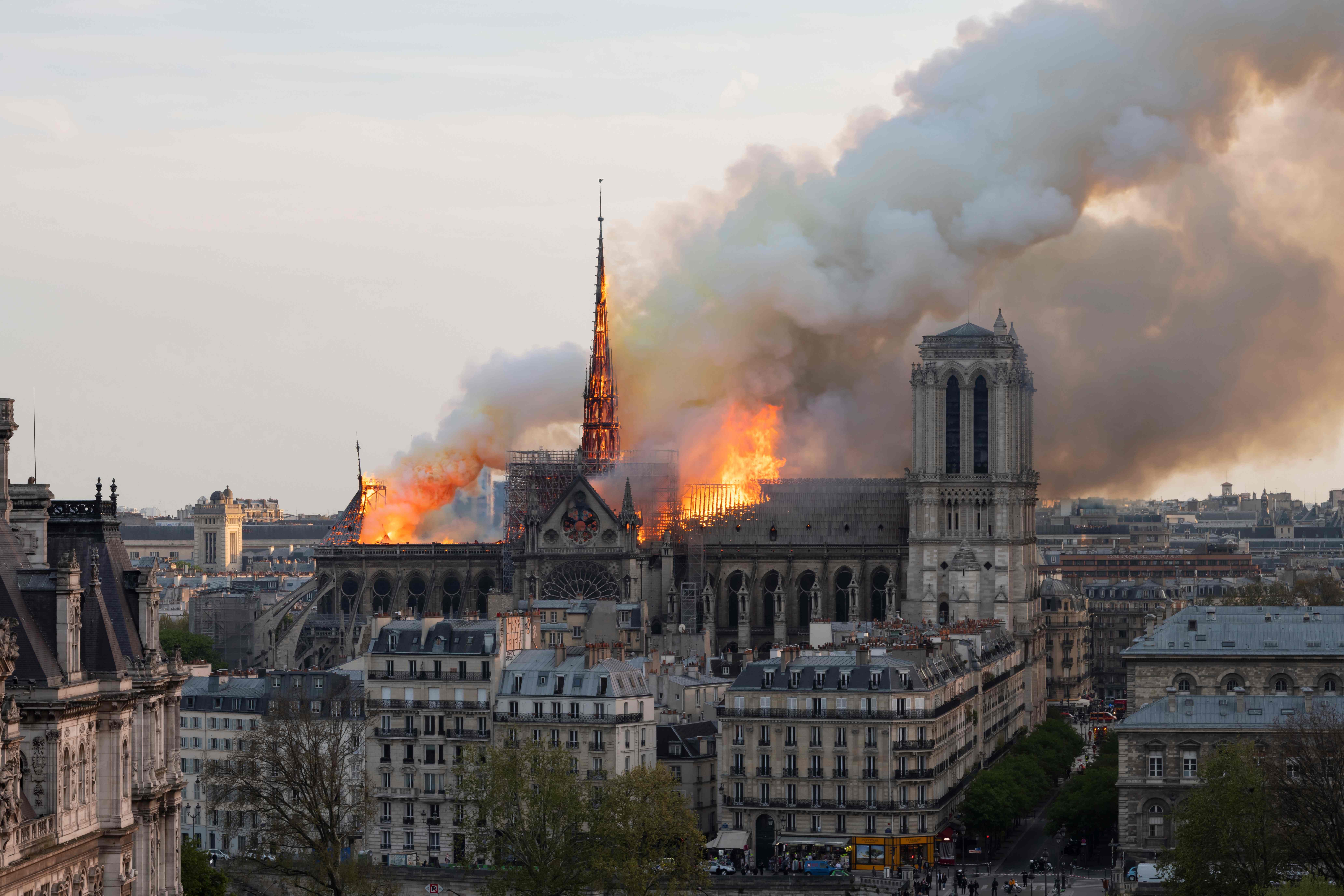 Asap mengepul ketika nyala api membakar atap Katedral Notre-Dame de Paris pada 15 April 2019