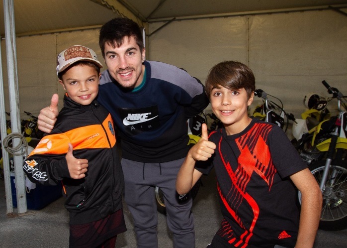 Foto bersama Maverick Vinales dengan dua anak didiknya di Qatar Motorsports Academy. 