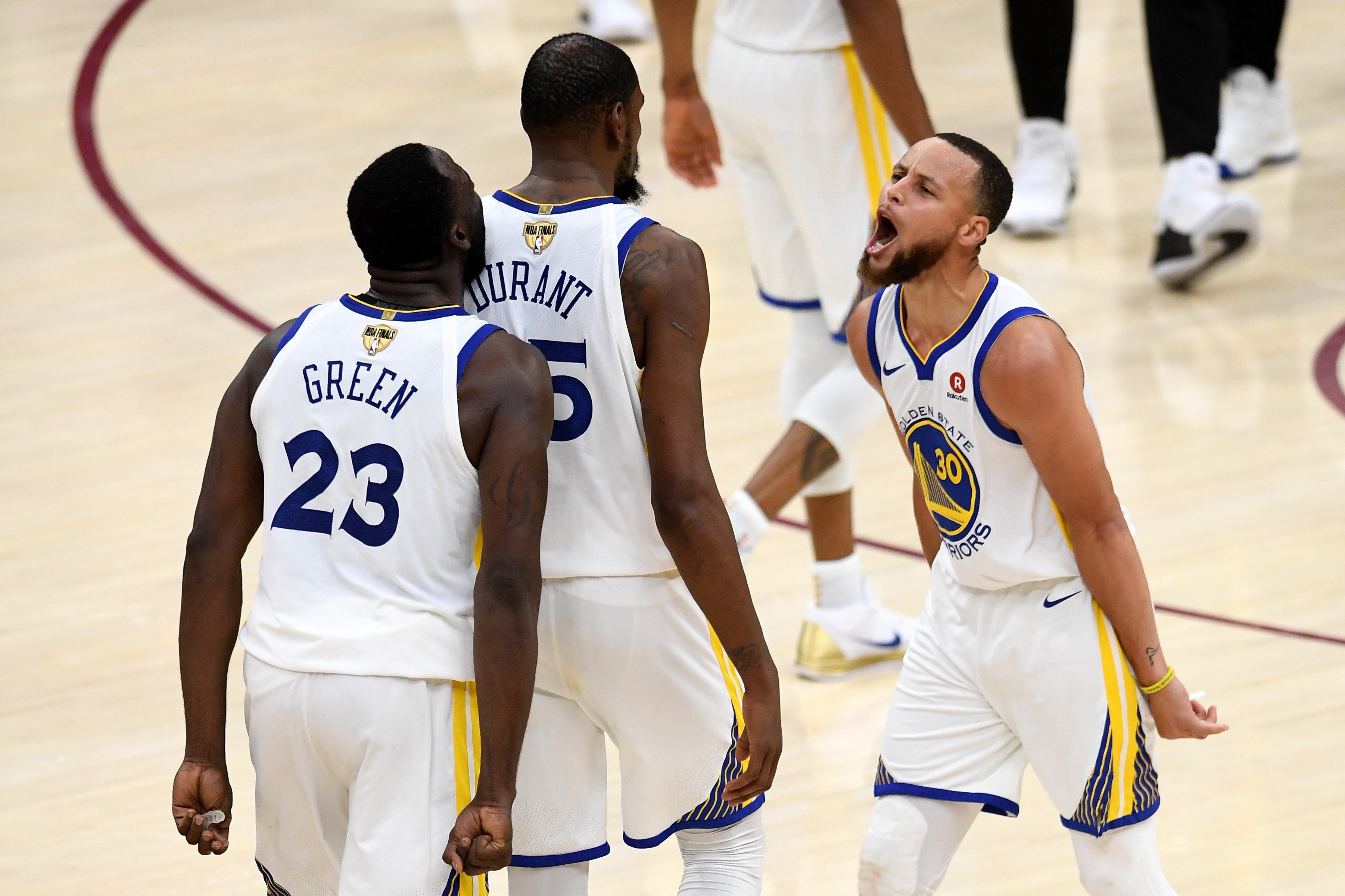 Draymond Green (kiri), Kevin Durant (tengah), dan Stephen Curry.