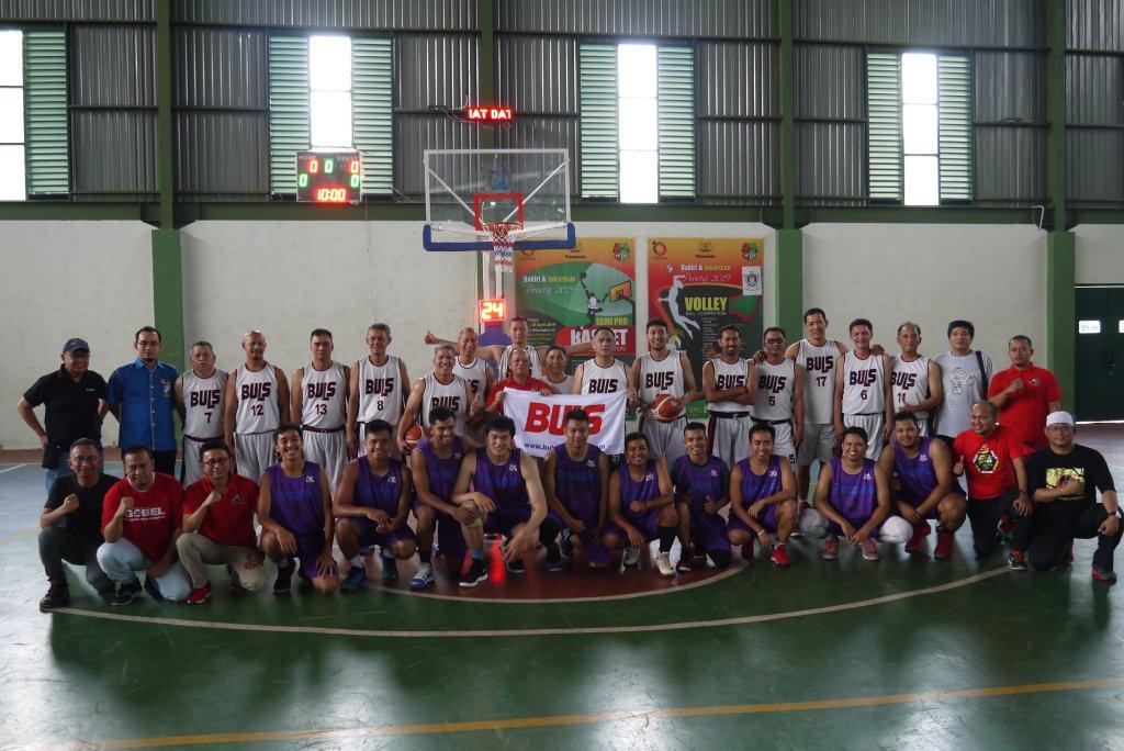Tim basket serikat pekerja Panasonic berfoto bersama Buls Bulungan dalam laga persahabatan jelang hari buruh internasional