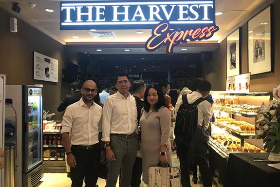 CEO The Harvest Edison Manalu (tengah) didampingi Commercial Director Roshan Dylan (kiri) dan CFO Evaliny.