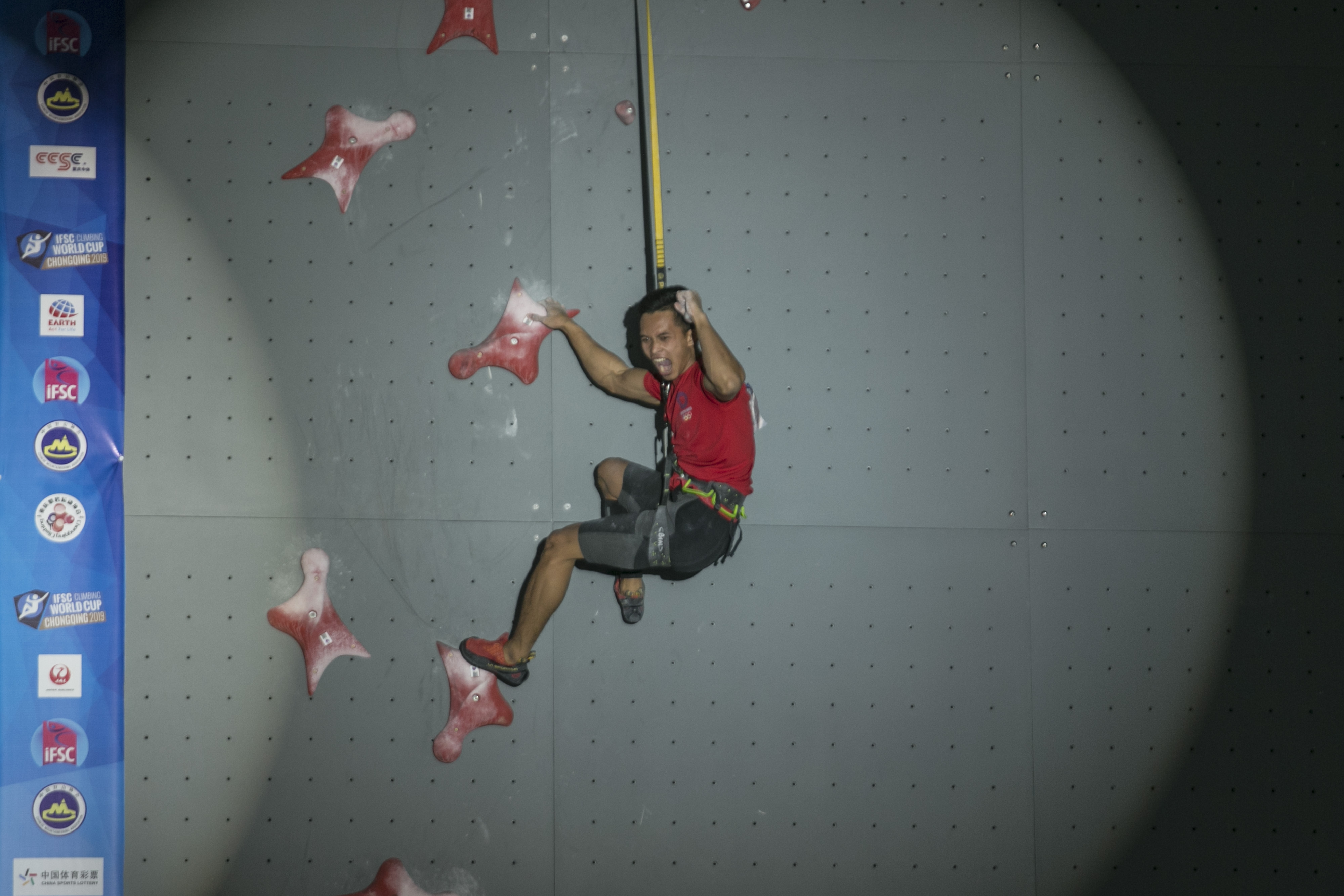 Atlet panjat tebing Indonesia Alfian M. Fajri melakukan selebrasi saat final kejuaraan dunia panjat tebing di Chongqing, Tiongkok.