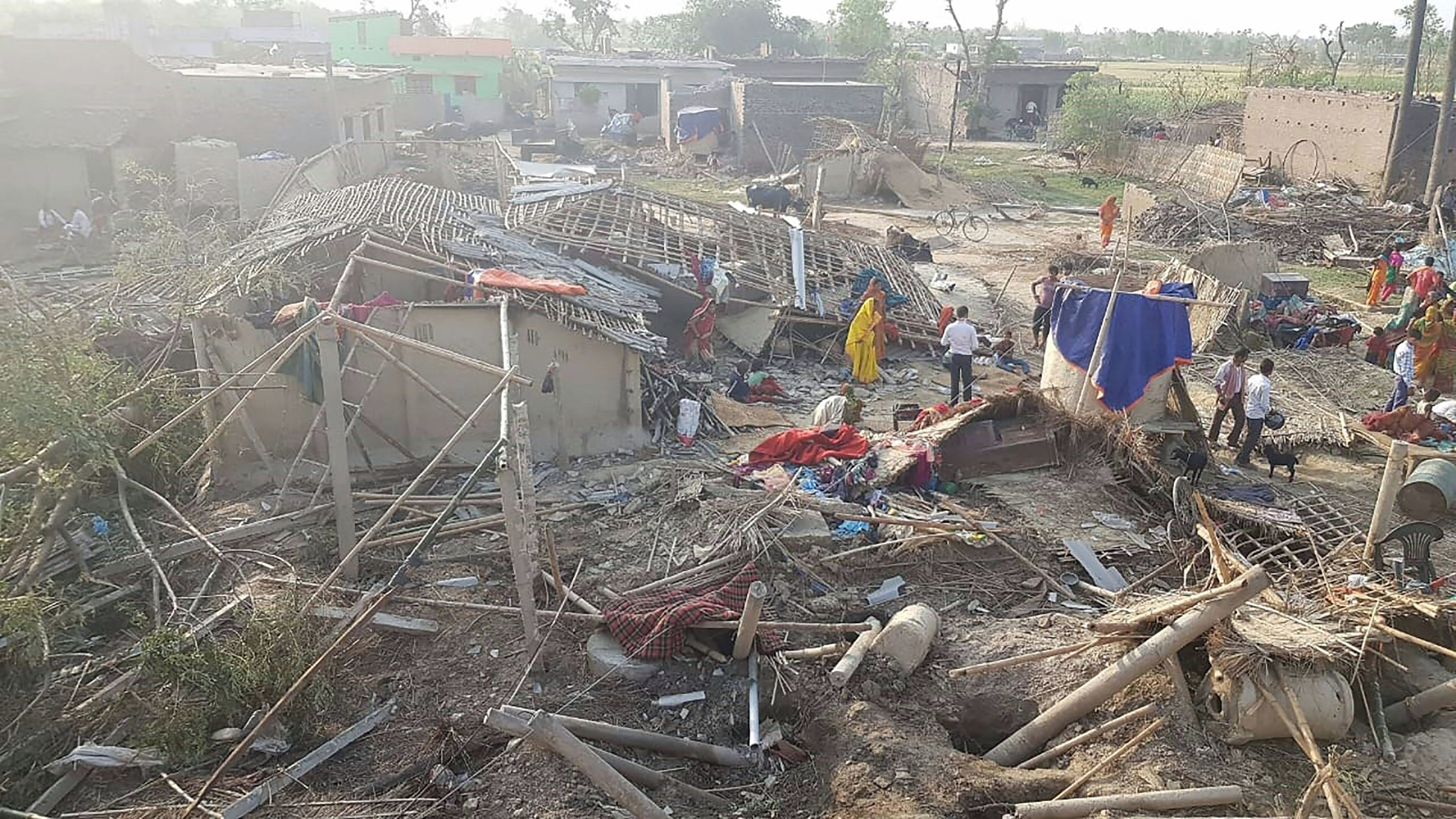 Penduduk desa Nepal mencari barang-barang di puing-puing rumah yang rusak di desa Bhaluhi Bharbaliya di distrik Bara selatan Nepal  