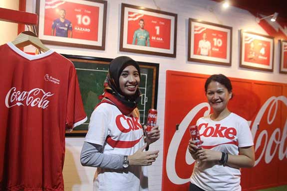 PT Coca-Cola Indonesia gelar acara nonton bareng (nobar) Liga Primer Inggris antara Liverpool dan Tottenham Hotspur di Alun-Alun Kota Bekasi