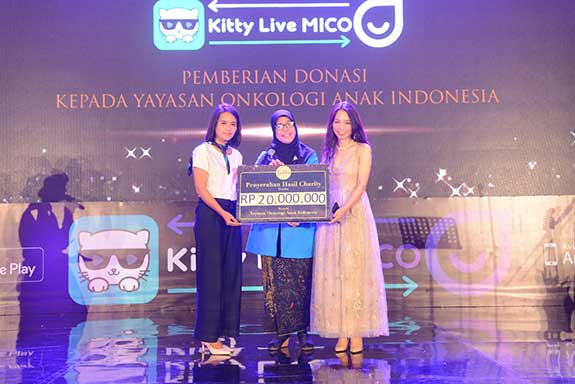 Country Manager Kitty Live, Elia Wong (kanan) menyerahkan bantuan berupa dana kepada Yayasan Onkologi Anak Indonesia di Jakarta,Sabtu (6/4).