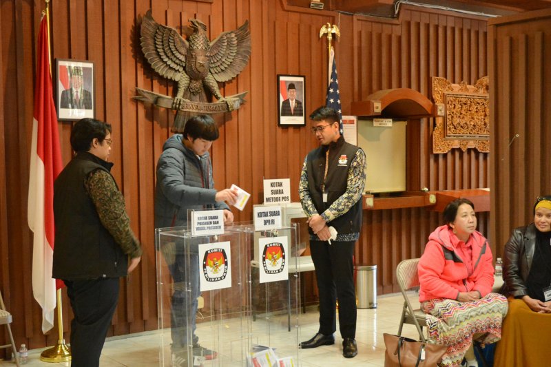 Suasana pemungutan suara di TPS KJRI San Francisco, Amerika Serikat, Sabtu (13/4).