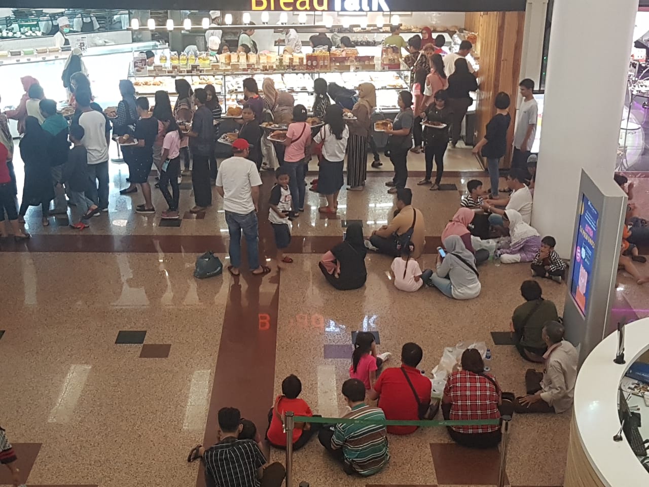 Antrean mengular di gerai roti Bread Talk di salah satu pusat perbelanjaan di Jakarta, Rabu (17/4).