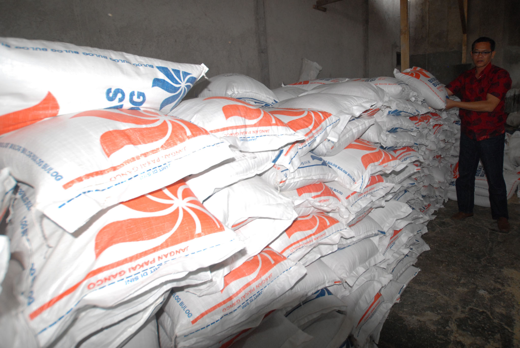 Sekdes Lok Baintan, Kecamatan Sungai Tabuk, Kabupaten Banjar, Kalsel , Abdurrahman menjadi tersangka kasus pencurian 668 sak raskin. 