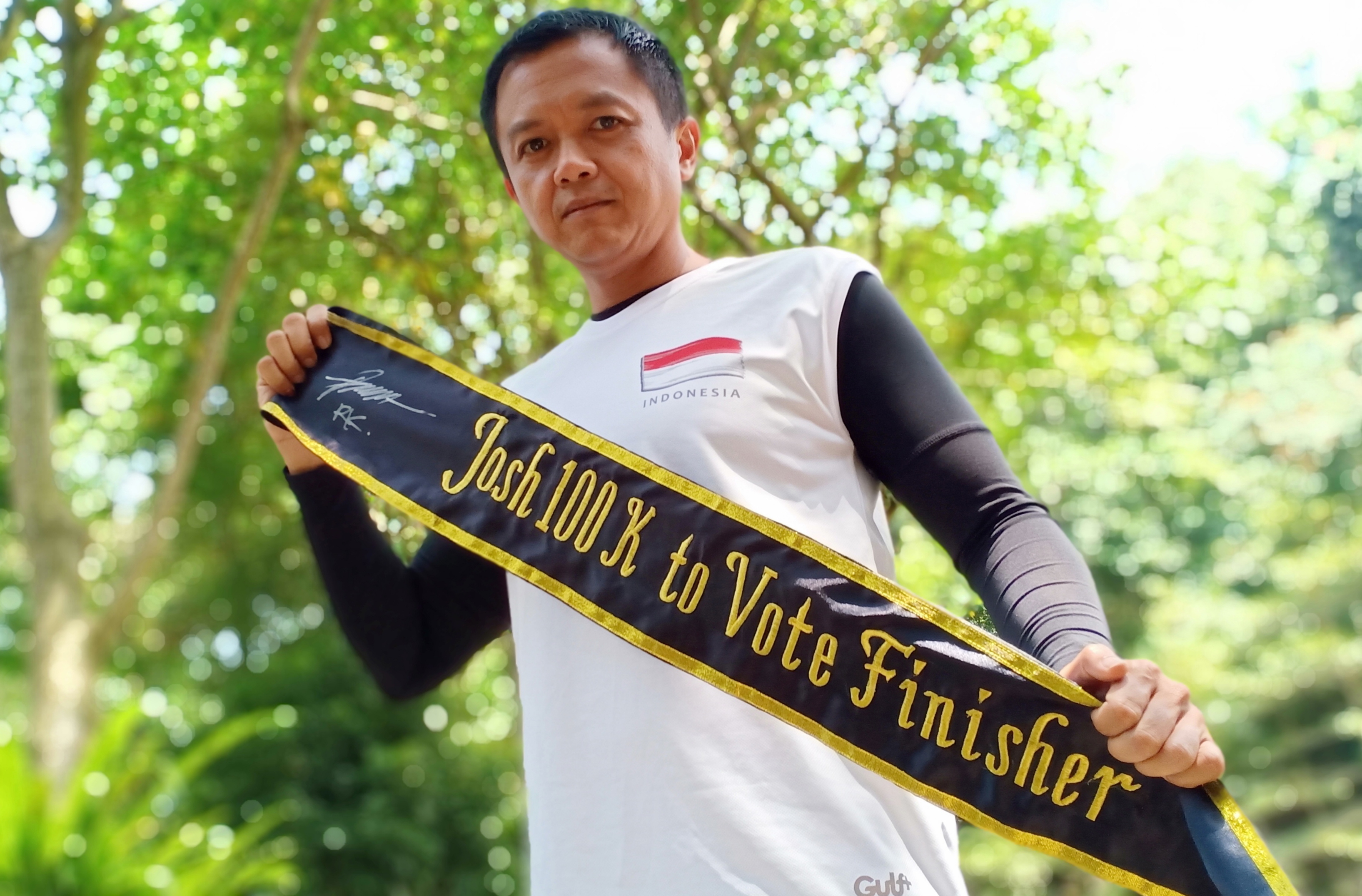  Joshua Alfasan, 43  berhasil menjalani tantangan berlari 100 km keliling Kota Bandung, dengan tajuk Run 100K to Vote for Indonesia.