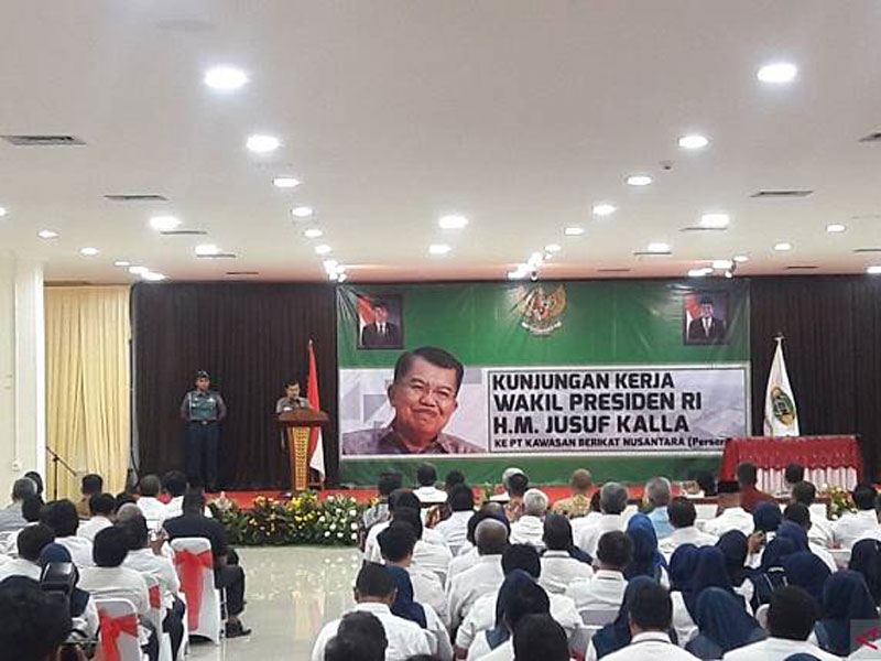 Wapres usai melakukan kunjungan ke PT Kawasan Berikat Nusantara di Cakung, Jakarta, pada Selasa (23/4).