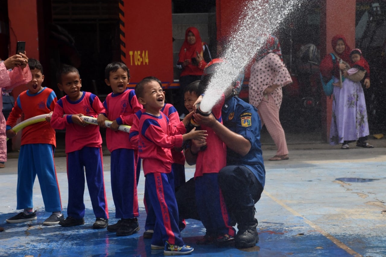 Siswa PAUD Sarana Kasih Ibu mengikuti edukasi pemadaman kebakaran di Jakarta Timur, beberapa waktu lalu.