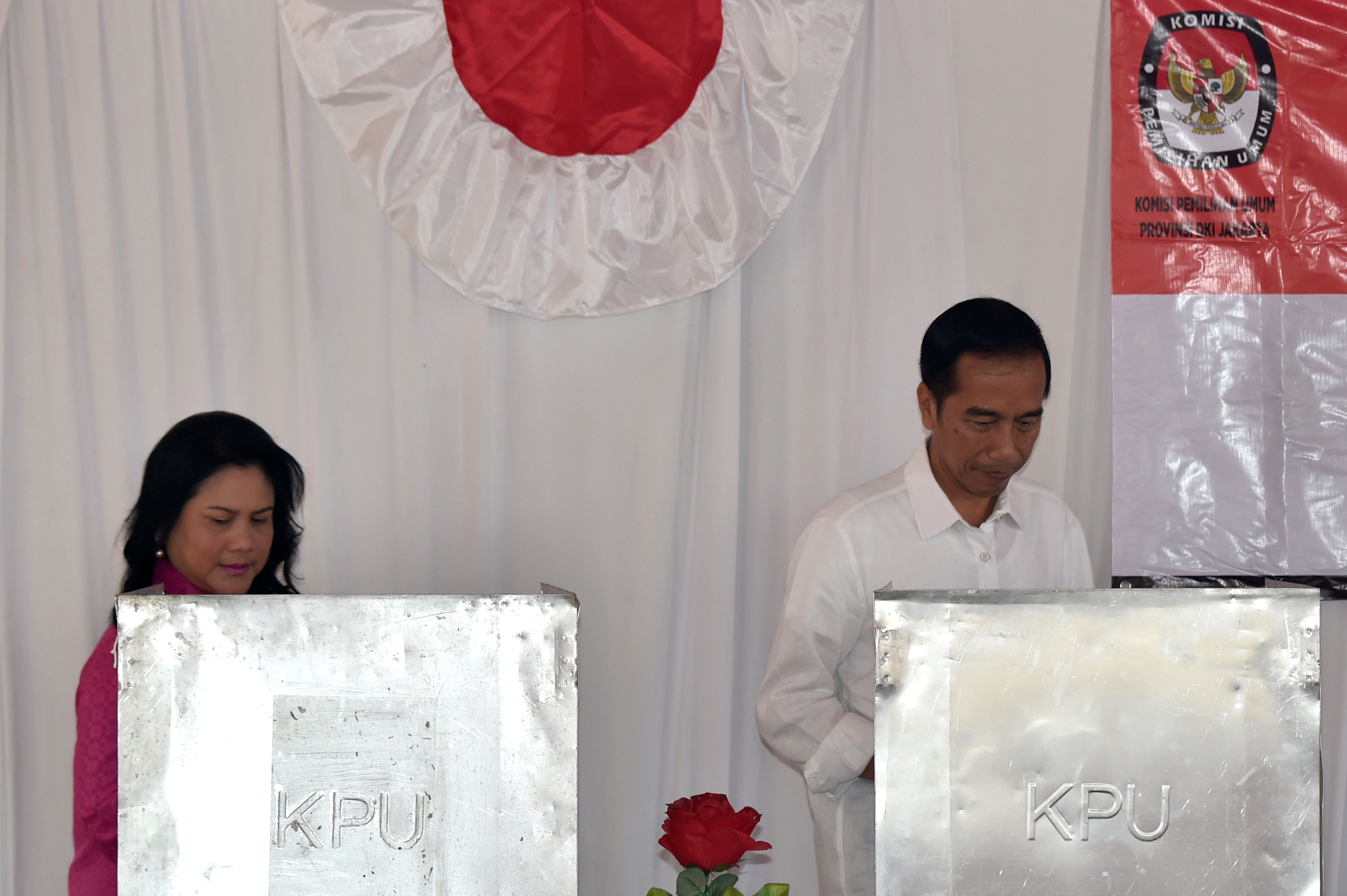  Presiden Joko Widodo (kanan) bersama Ibu Negara Iriana Joko Widodo (kiri) saat Pilkada Jakarta tahun 2017