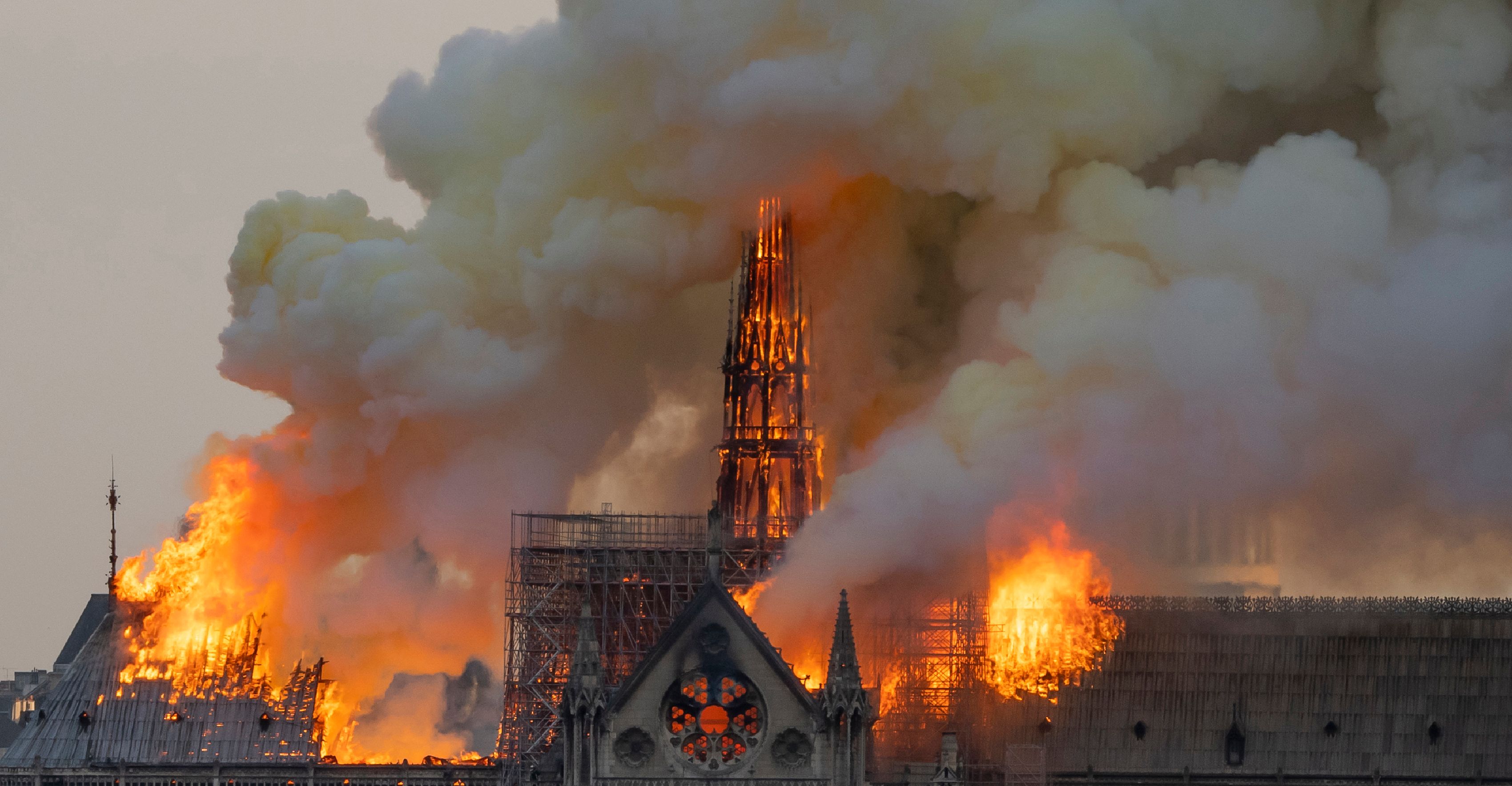 Notre Dame terbakar