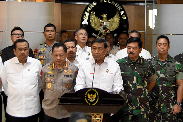  Menteri Koordinator Bidang Politik, Hukum, dan Keamanan Wiranto memberikan keterangan pers