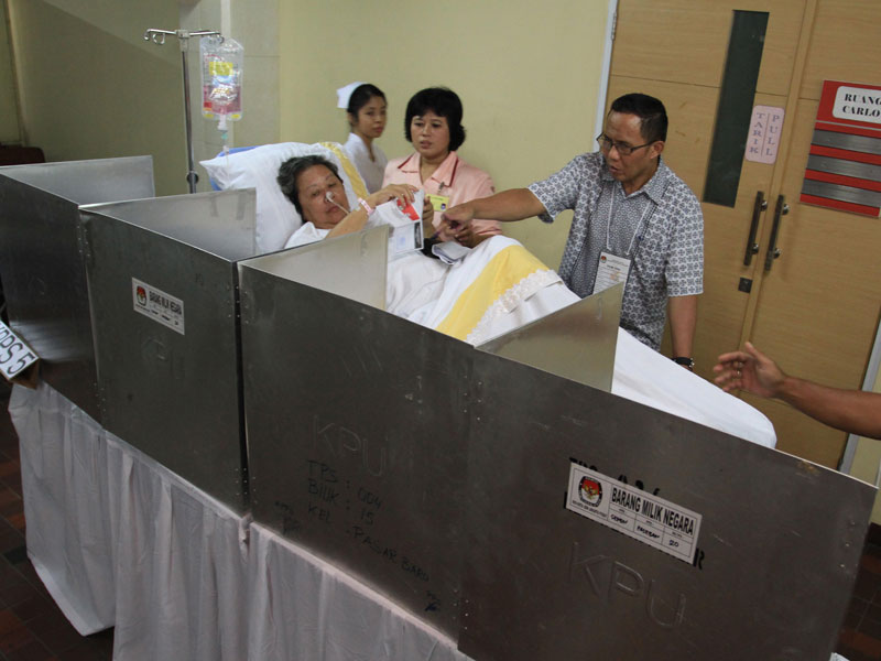 Seorang pasien mengikuti pemilihan Presiden dan Wakil Presiden di TPS Rumah Sakit Sint Carolus, Jakarta,Rabu (9/7/2014).)