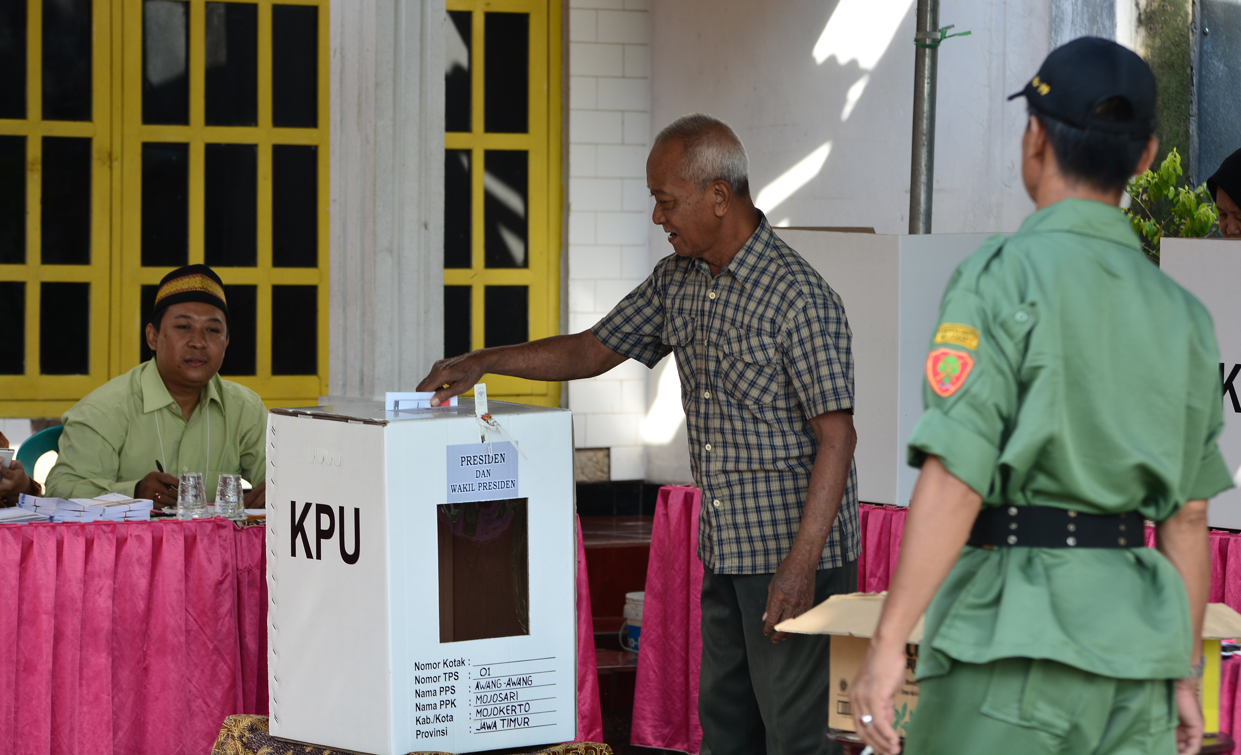Warga memasukkan surat suara ke dalam kotak suara di TPS 01 Wotlemah, Desa Awang-awang, Kecamatan Mojosari, Kabupaten Mojokerto.