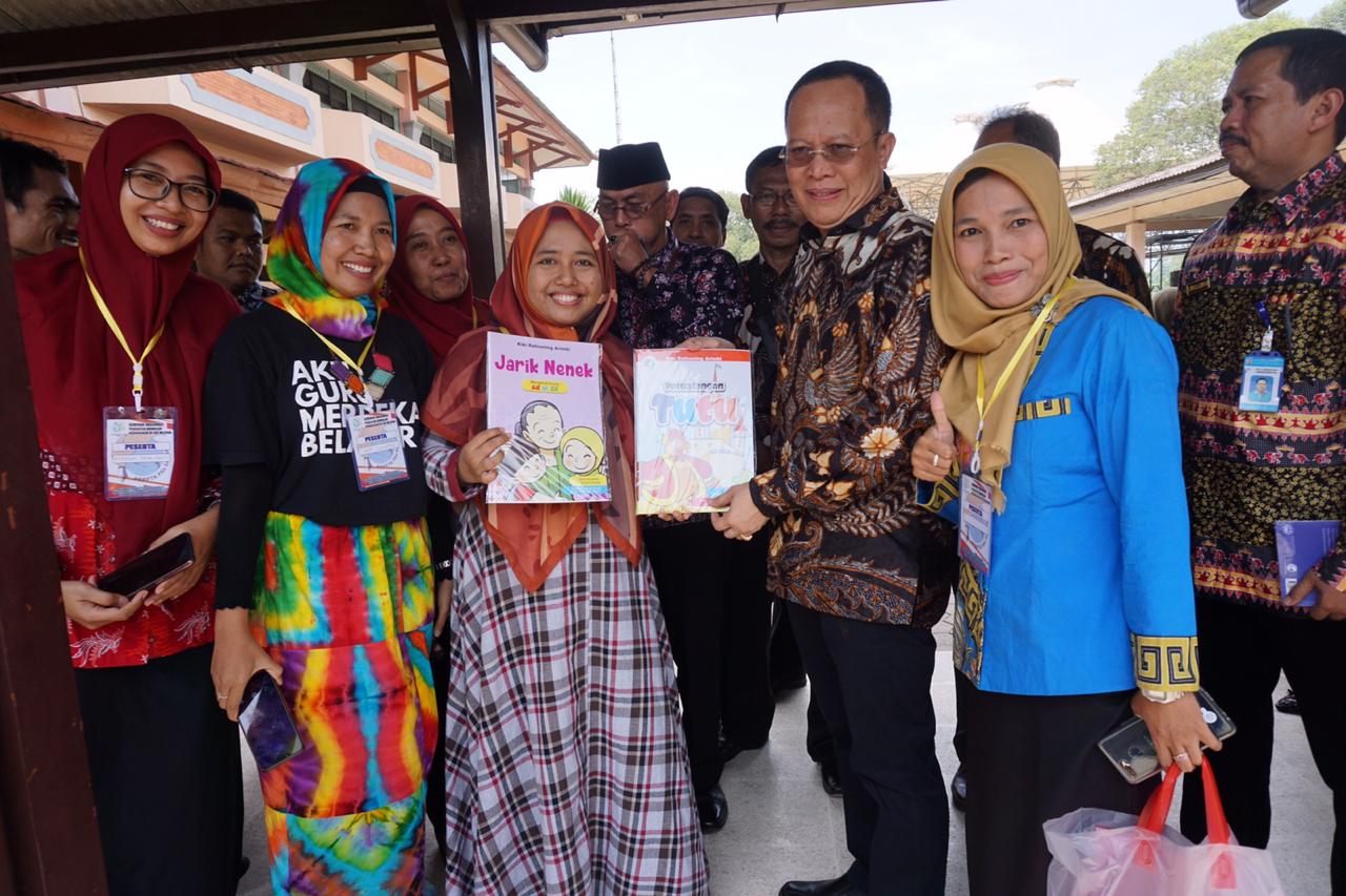  Direktur Jendral Guru dan Tenaga Kependidikan Kemendikbud, Supriano bersama peserta dalam Semarak Hardiknas Jawa Timur, Minggu (21/4)