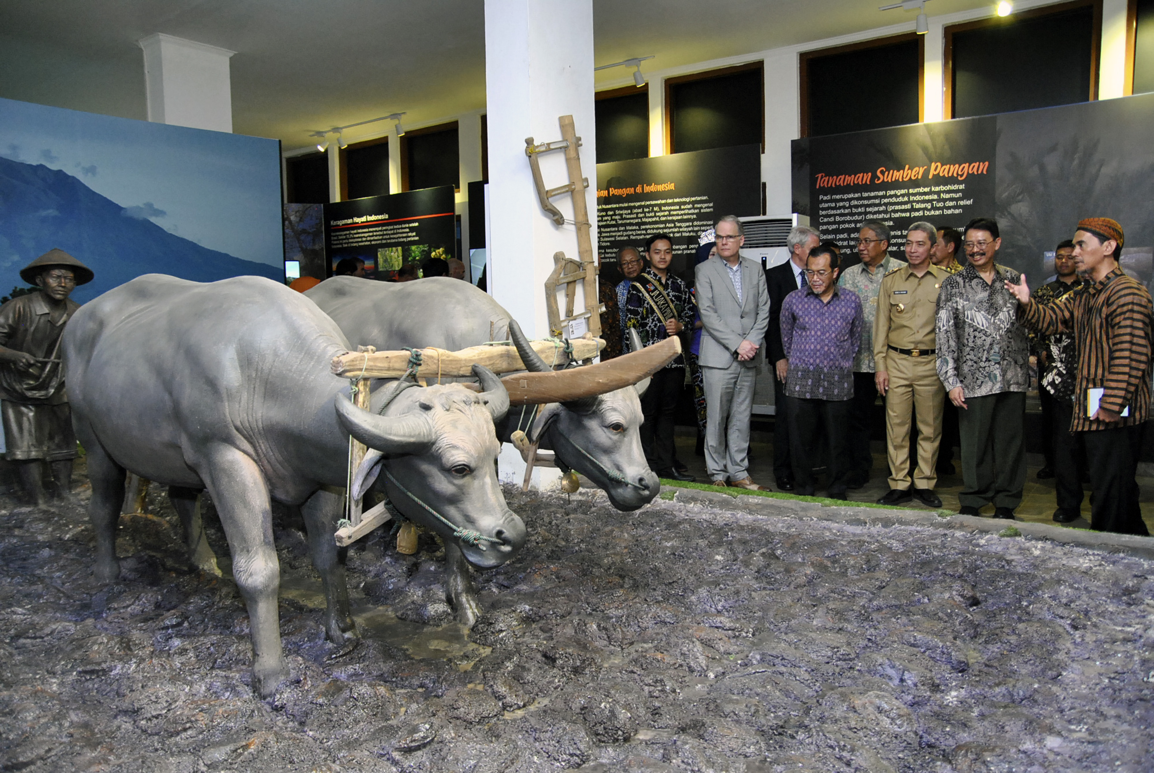 Sekjen Kementerian Pertanian (kedua kanan) meninjau Museum Pertanian Nasional Indonesia di Kota Bogor, Jawa Barat