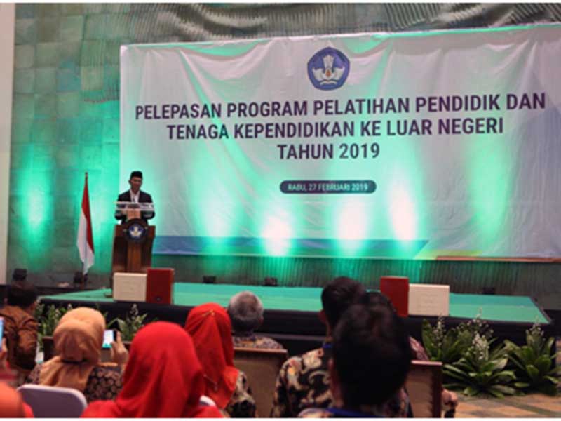 Menteri Pendidikan dan Kebudayaan, Prof. Muhadjir Effendy, melepas para guru  belajar ke luar negeri di kantor Kemdikbud, 27 Februari 2019.