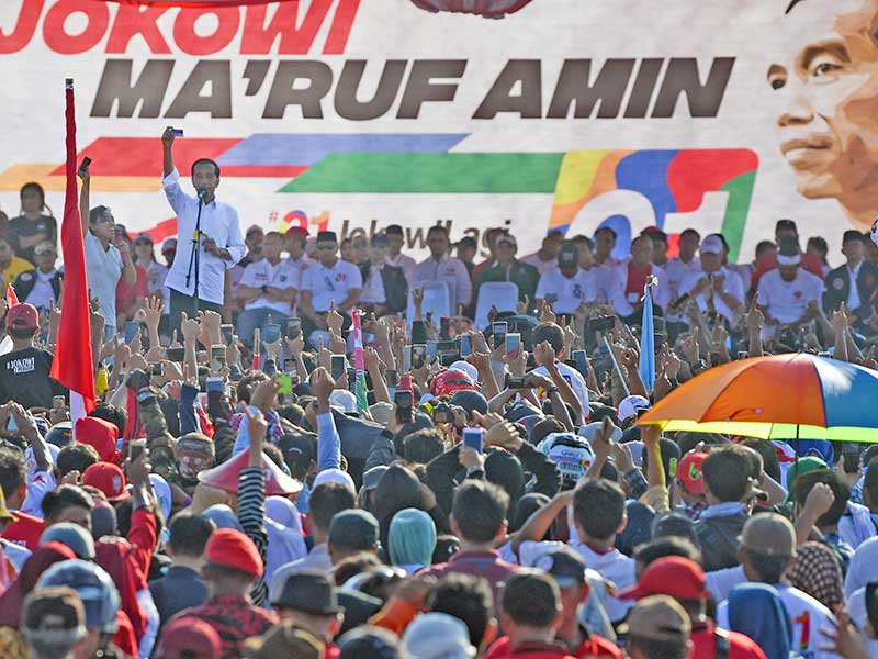 Calon Presiden nomor urut 01 Joko Widodo saat kampanye terbuka di Lapangan Parkir Sport Center Kota Indramayu, Jawa Barat, Jumat (5/4/2019)