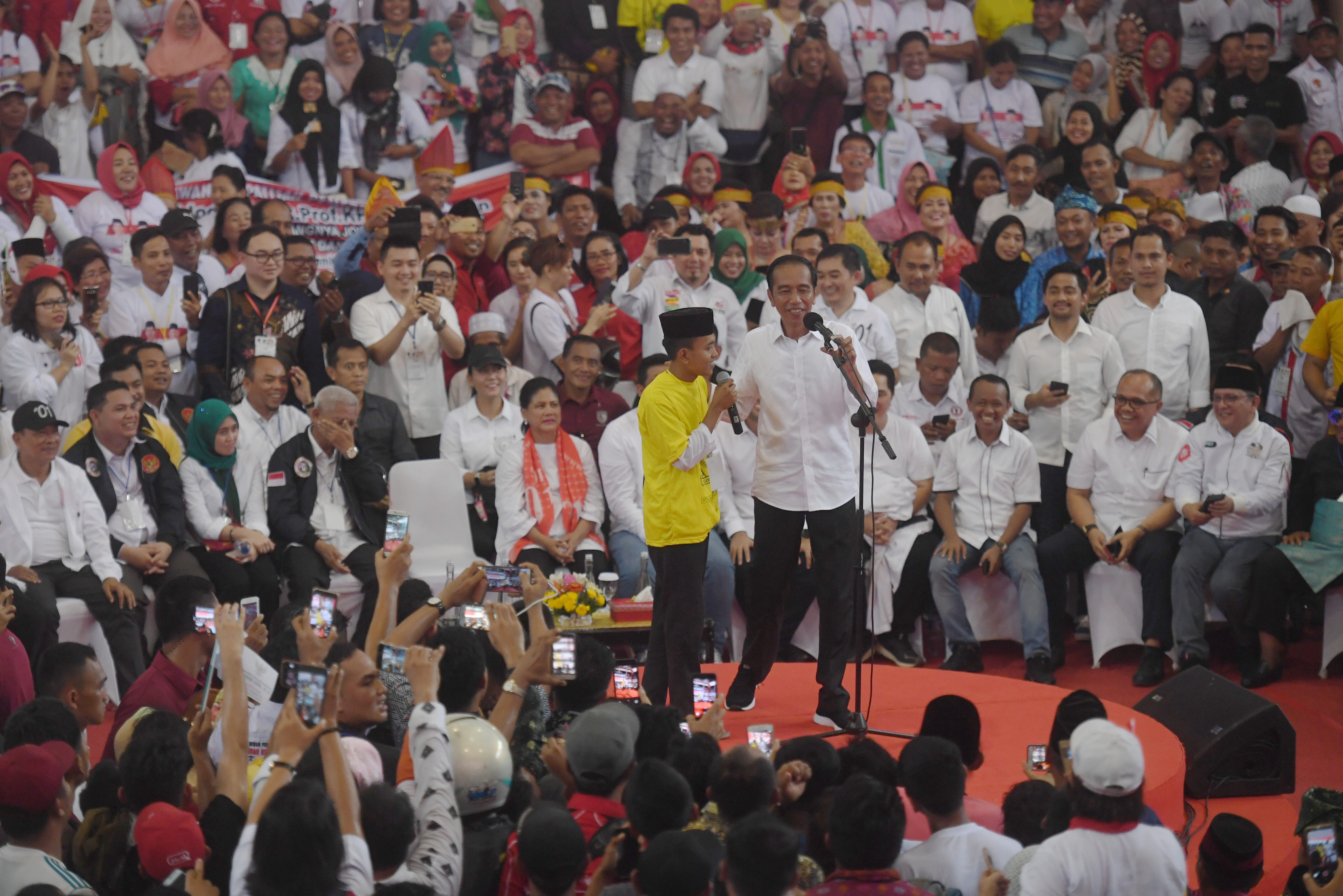 Calon Presiden nomor urut 01, Joko Widodo saat berkampanye di Asahan, Sumatera Utara, Sabtu (6/4)