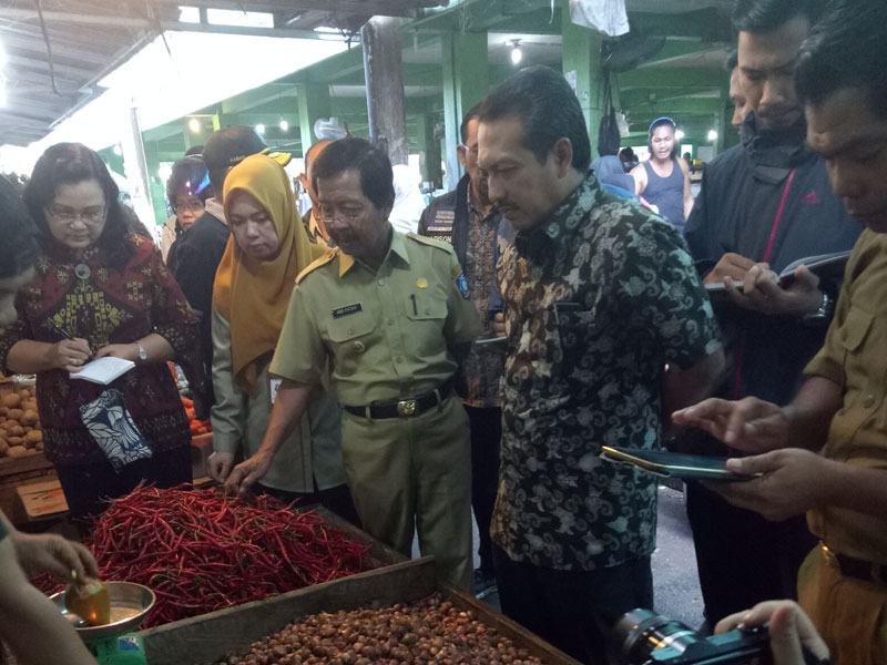 Dirjen Perlindungan Konsumen dan Tertib Niaga Kemendag Veri Anggriono bersama Wagub Babel Abdul Fatah memantau harga pangan, Selasa (23/4)