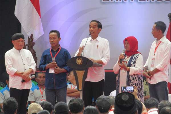 Presiden Joko Widodo ketika berbincang dengan petani, pemilik penggilingan padi dan penjual pupuk serta pelawak Kirun acara silaturahim deng