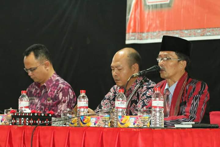 Bupati Tapanuli Utara Nikson Nababan (tengah ) di Sopo Partungkoan Tarutung, Jumat (5/4).