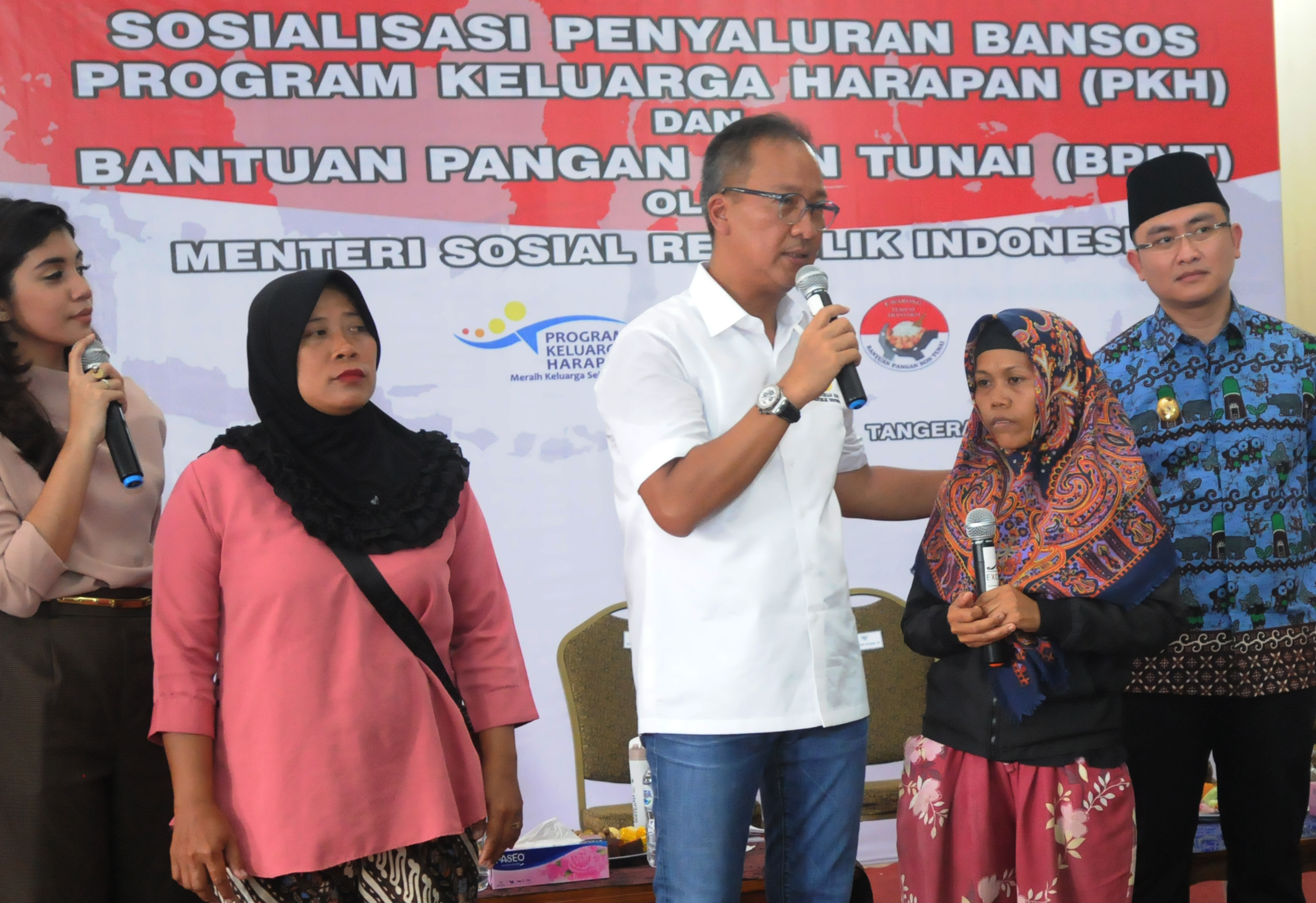 Mensos Agus Gumiwang Kartasasmita (tengah) didampingi Wagub Banten Andhika Hazrumy (kanan) berbincang dengan warga penerima PKH.