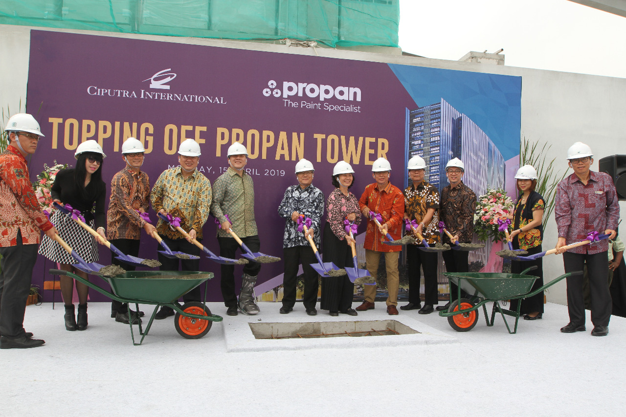 Acara peresmian topping off Propran Tower di Kembangan, Jakarta Barat, Senin (15/4).