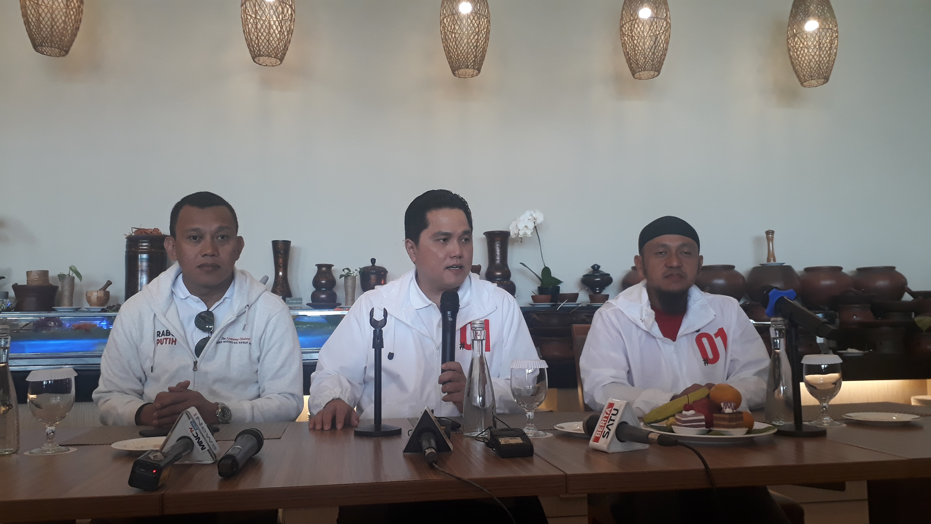 Ketua Tim Kampanye Nasional (TKN) Joko Widodo-Ma'ruf Amin, Erick Thohir (tengah).