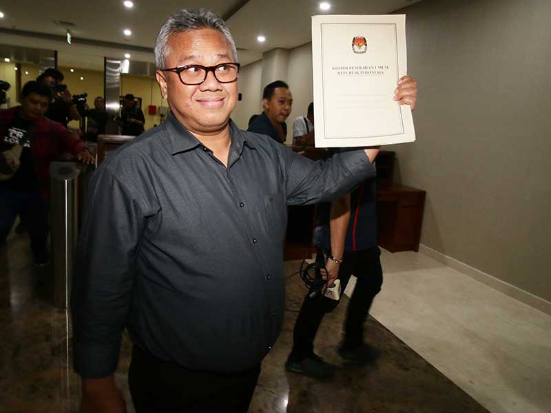 Ketua KPU Arief Budiman berjalan memasuki gedung saat akan melaporkan kasus hoaks server KPU ke Bareskrim Polri, Jakarta, Kamis (4/4/2019). 