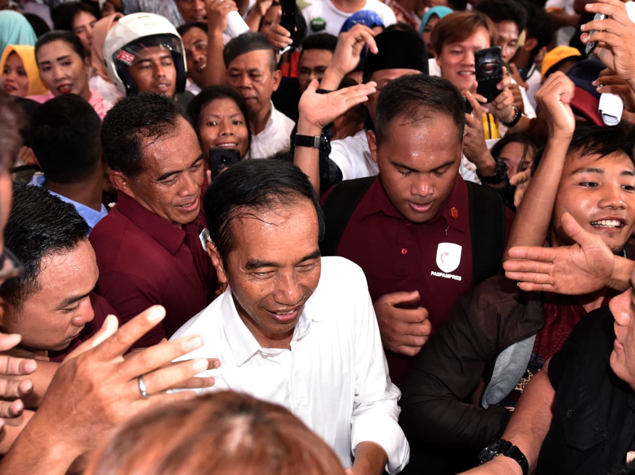 Antusiasme warga saat menyambut capre snomor urut 01 Joko Widodo di Asahan Sumatera Utara, Sabtu (6/4)