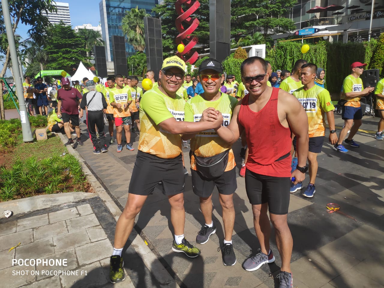 Peserta lari Iluni UI bersama Divisi II Kostrad 