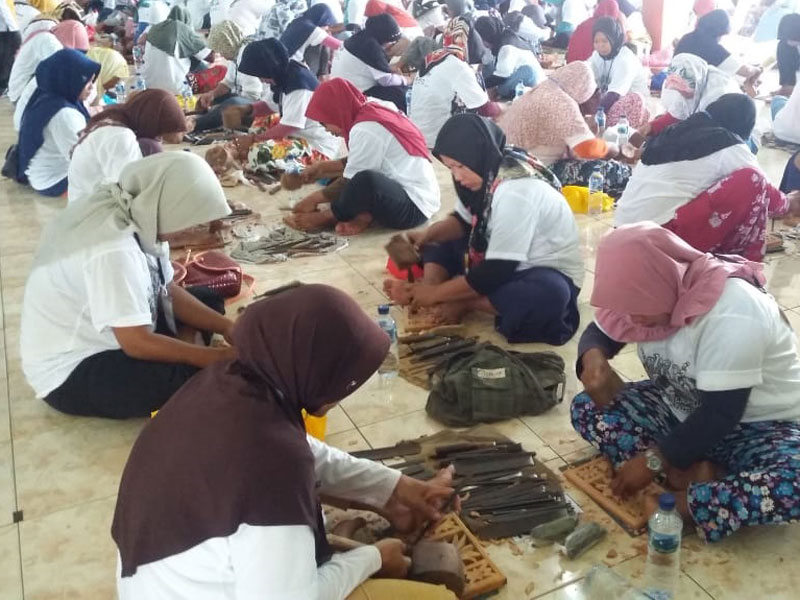 Ratusan perempuan sedang mengukir saat ambil bagian dalam pemecahan rekor MURI di Gedung Haji Kabupaten Jepara, Jawa Tengah.