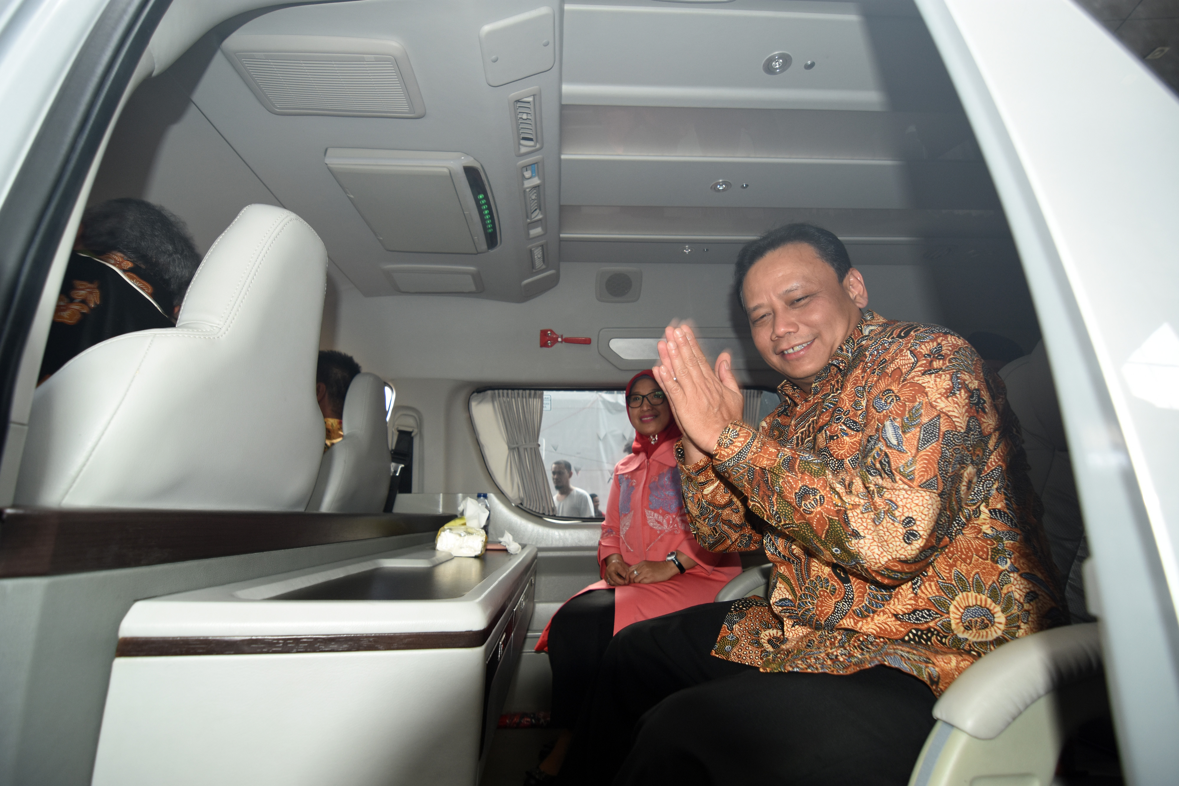 Ketua Bawaslu Abhan memberi salam ke wartawan seusai menemui pimpinan KPK di Jakarta, Kamis (11/4/2019). 