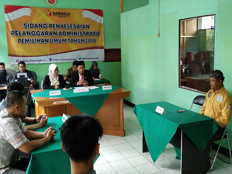 Sekretaris tim sukses caleg Icuk Sugiarto, Timan Sutiman (kanan), menjalani sidang pelanggaran administratif Pemilu 2019.