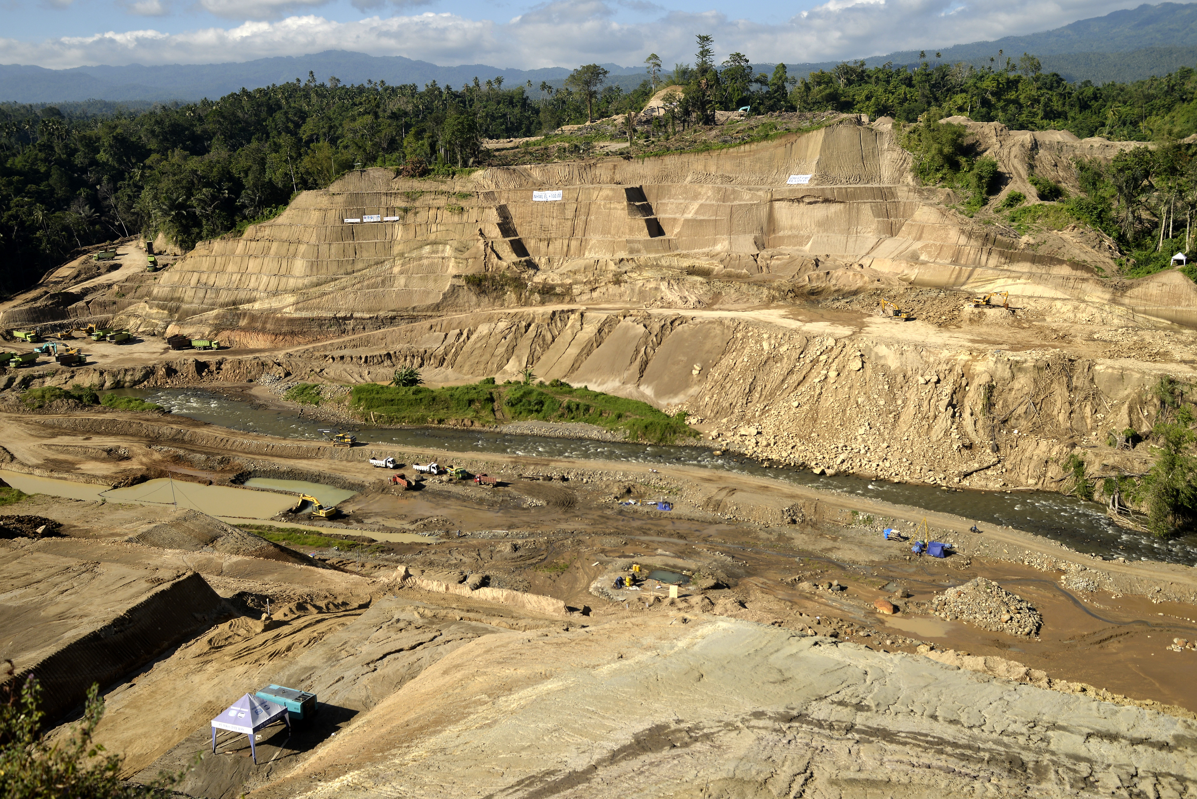 Proses pembangunan waduk Kuwil di desa Kolongan, Kalawat, Minahasa Utara, Sulawesi Utara.