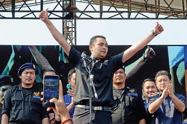 KAMPANYE AKBAR NASDEM SUMUT: Ketua Umum Garda Pemuda NasDem sekaligus caleg DPR Partai NasDem Sumut Dapil I Prananda Paloh berorasi dalam ka