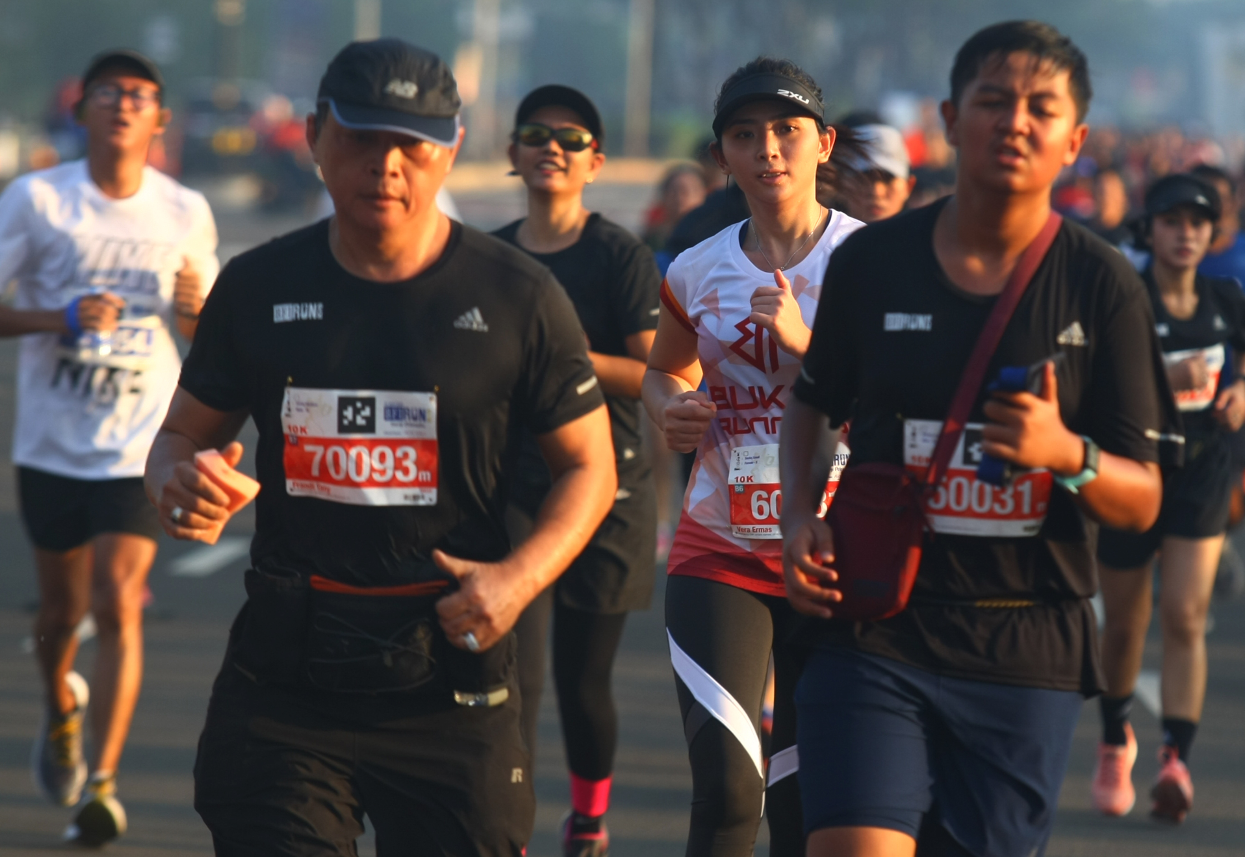 BFI RUN 2019: Sejumlah pelari memasuki garis finish pada lomba lari BFI RUN 2019, di Serpong, Tangerang Selatan, Banten, Minggu (7/4/2019)