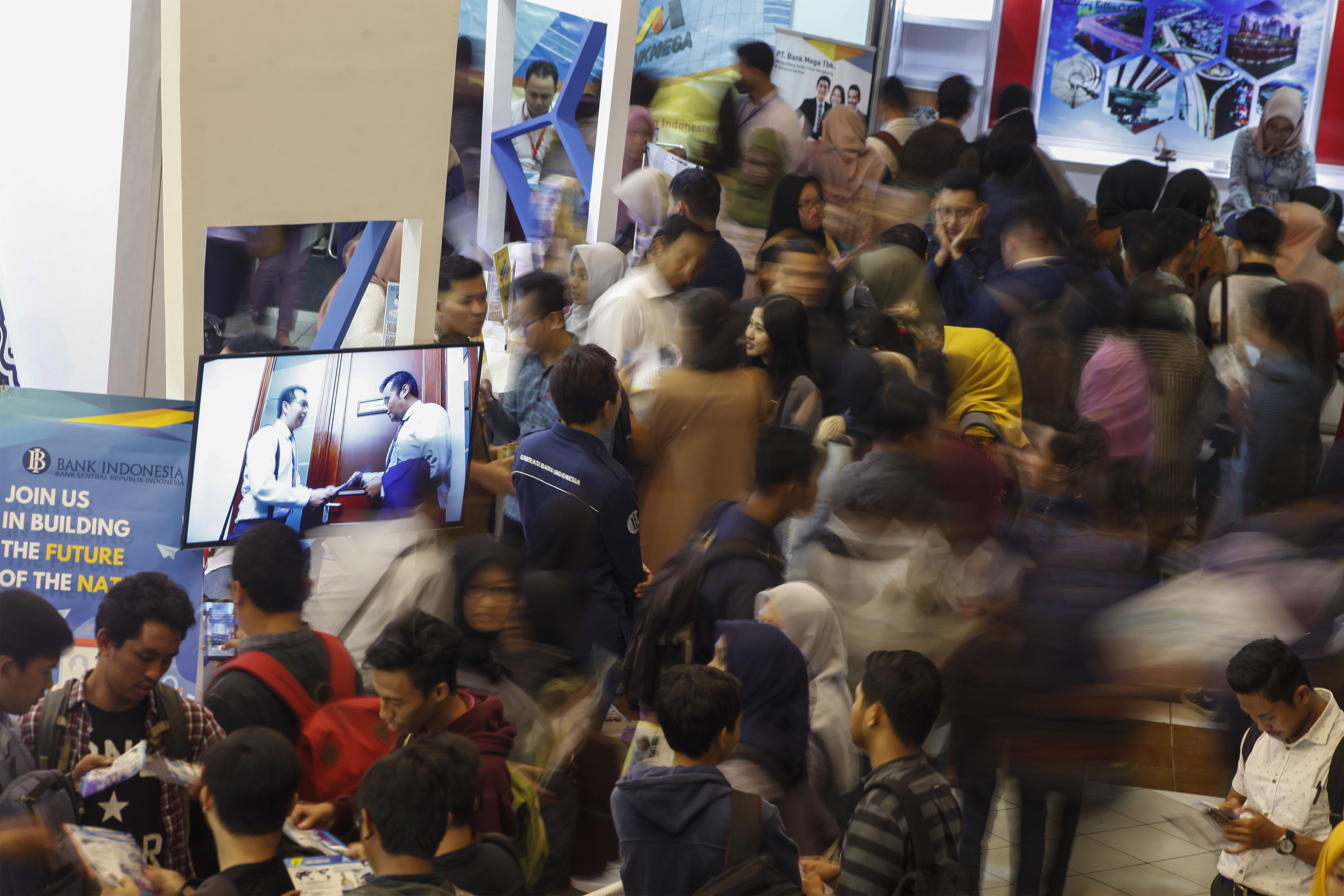 Badan Perencanaan Pembangunan Nasional (Bappenas) menargetkan tingkat pengangguran terbuka (TPT) pada tahun 2019 turun pada kisaran 4,8 pers