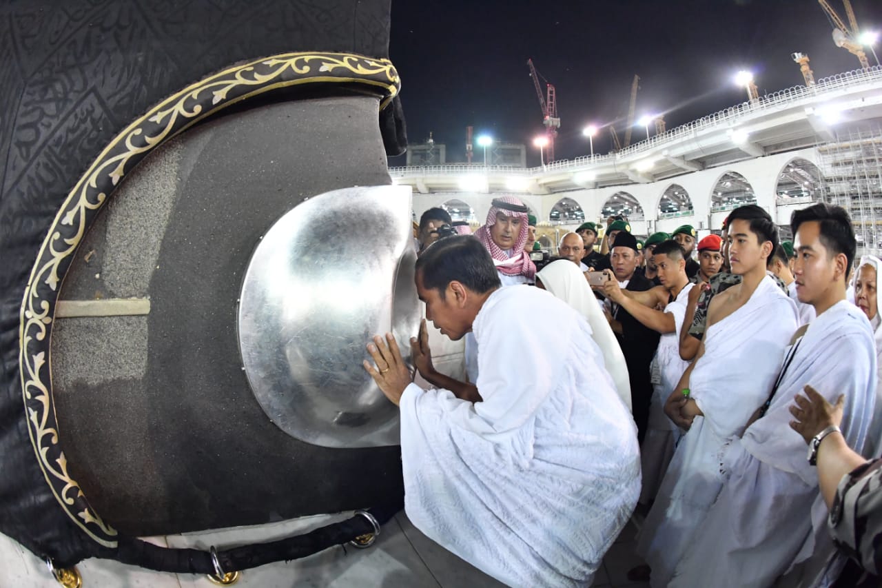  Presiden Joko Widodo dan Ibu Negara Iriana Joko Widodo telah menunaikan ibadah umrah pada Senin pagi 15 April 2019.